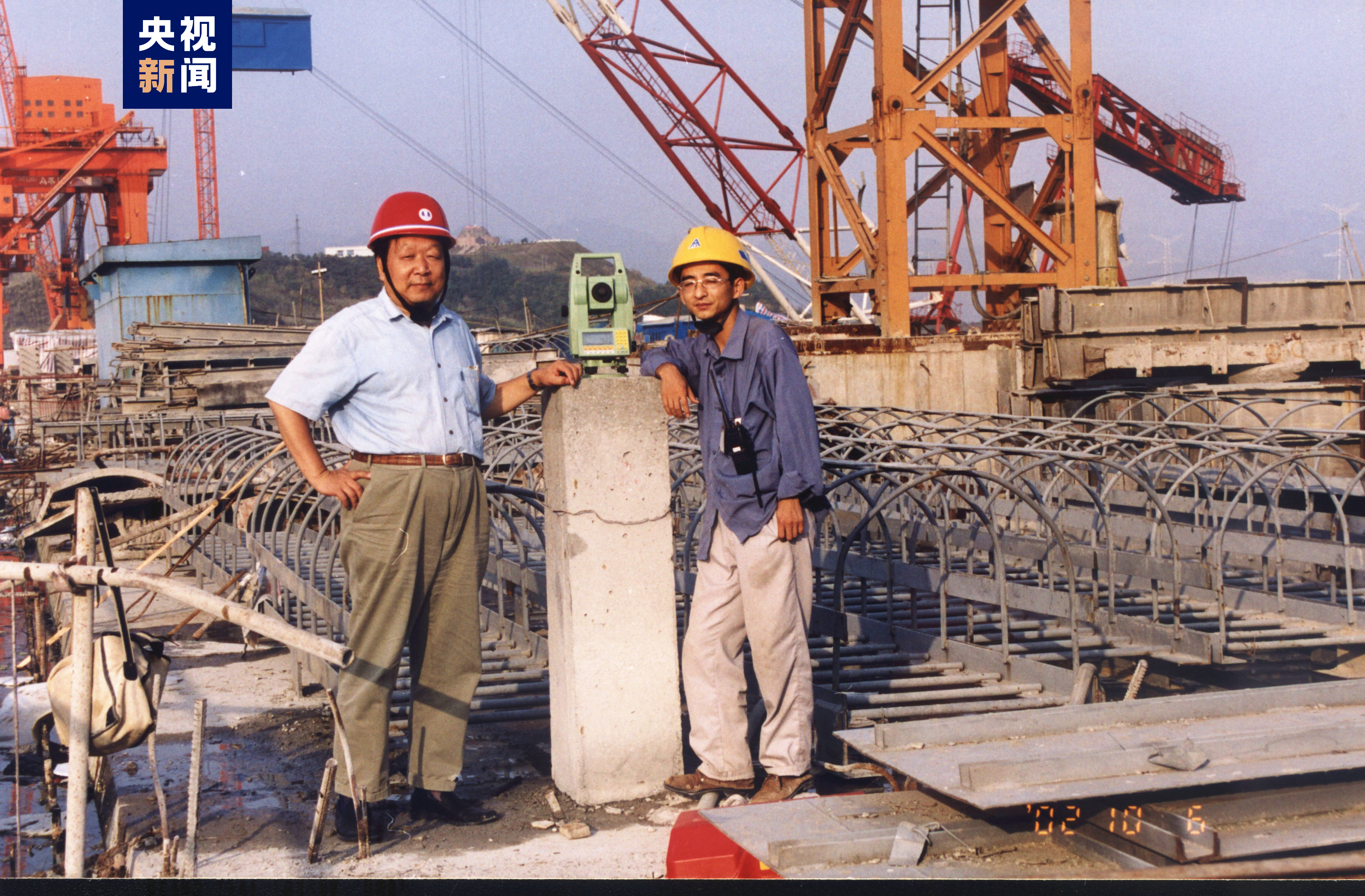 △2002年,李德仁(左一)在三峡大坝建设工地开展测绘遥感工作